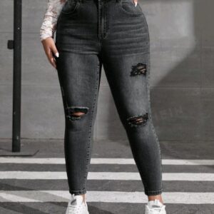 Jeans ajustados con desgarros